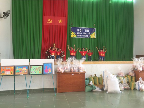 hình ảnh hội thi múa dân vũ.jpg